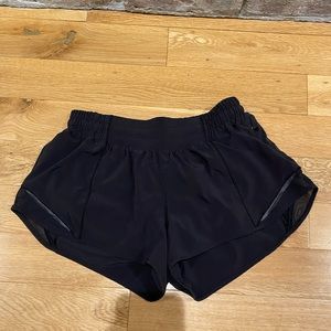 Lululemon Hotty Hot 2.5 inch low rise black shorts - size 6